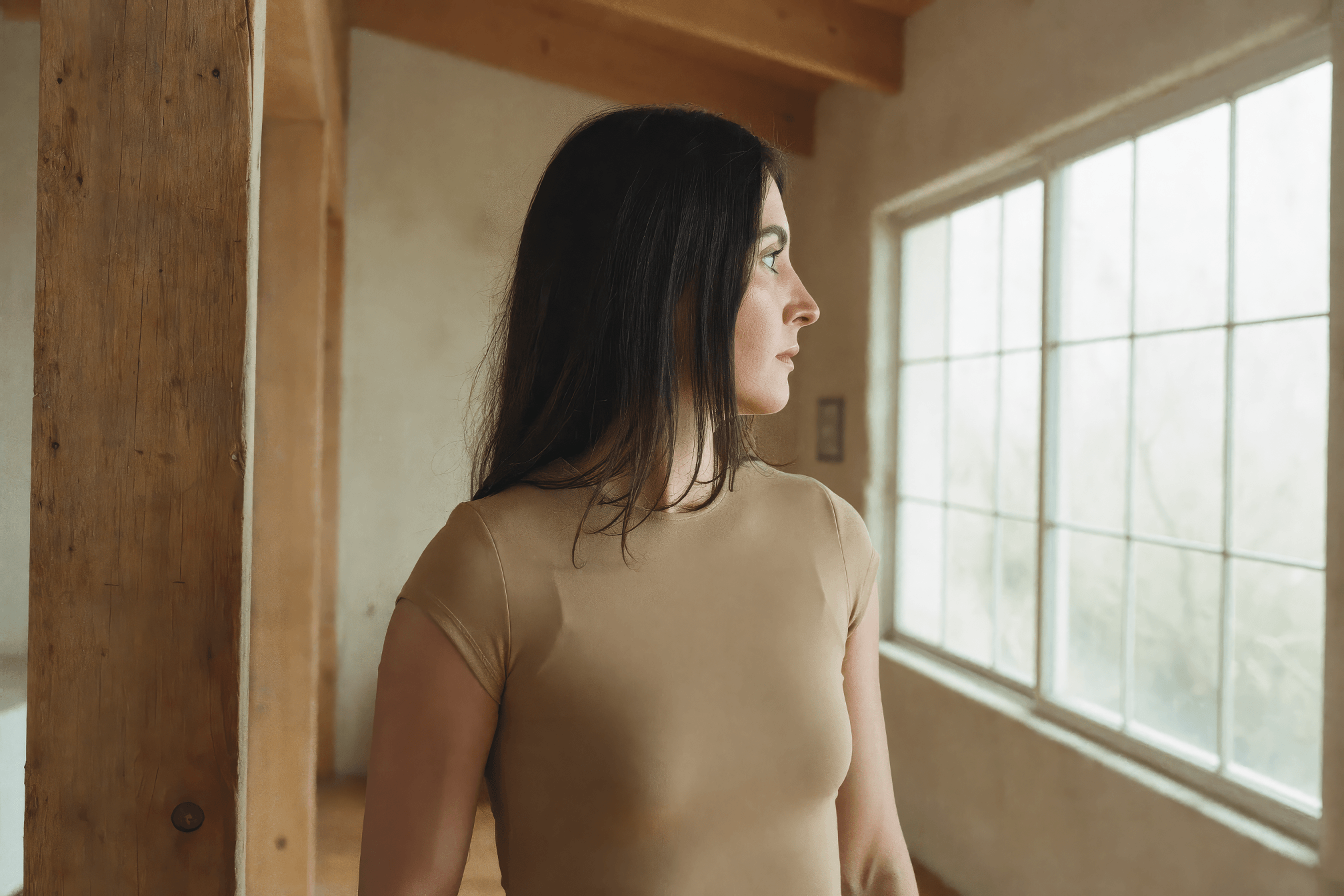 Moni junto a la ventana de su espacio de entrenamiento